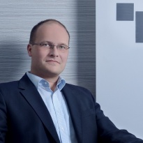 Nárok na náhradu za zadržanie nadmerného odpočtu DPH aj počas daňovej kontroly